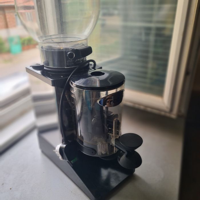 Професионална кафемелачка FRACINO