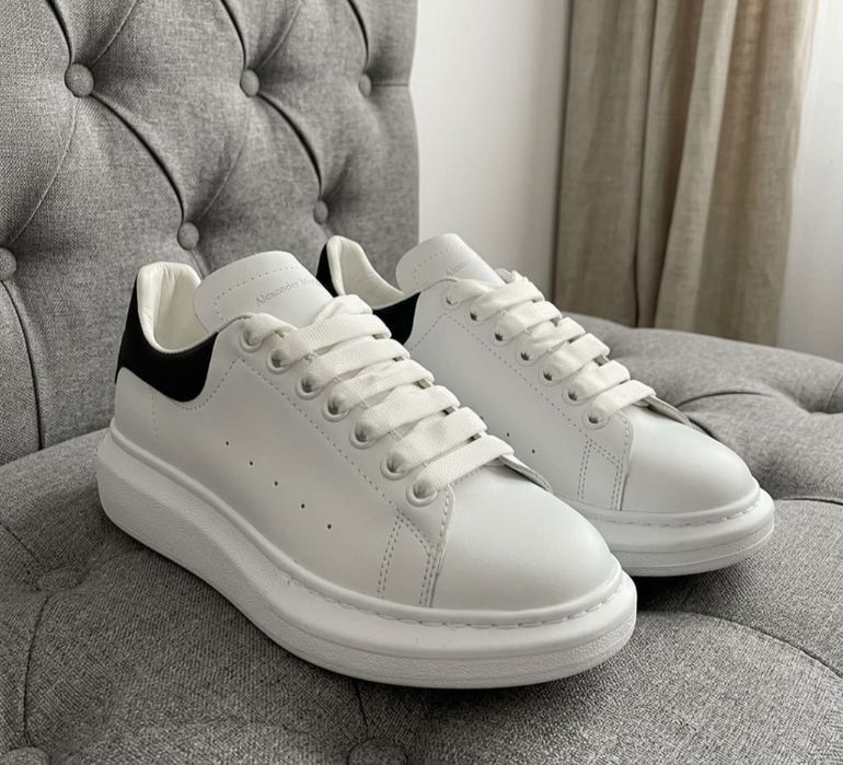 Alexander McQueen - sneakers albi cu negru,

mărimea 42