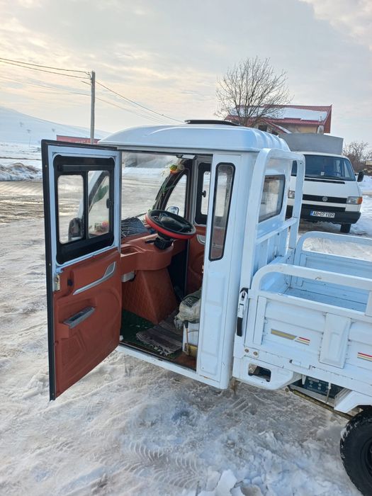Triciclu electric cu cabină