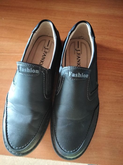 Продам школьные туфли