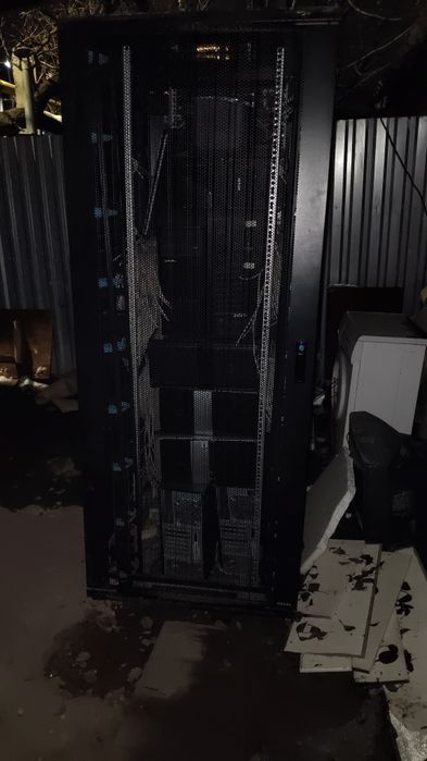 Серверный шкаф и коммутатор