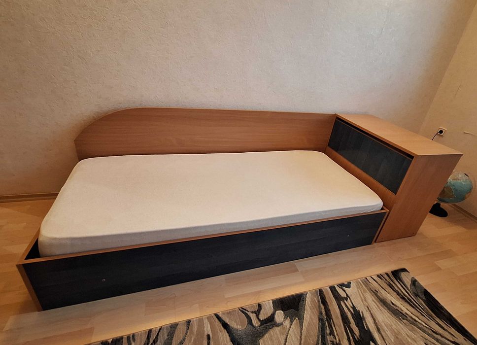 Детско обзавеждане.Единично легло с ракла,матрак,рамка и два гардероба