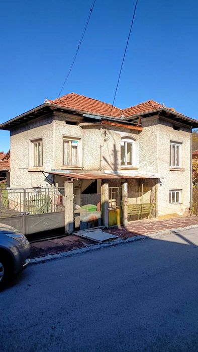 Продавам двуетажна къща в с. Лесидрен – от собственик