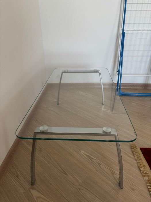 Продаётся стеклянный стол