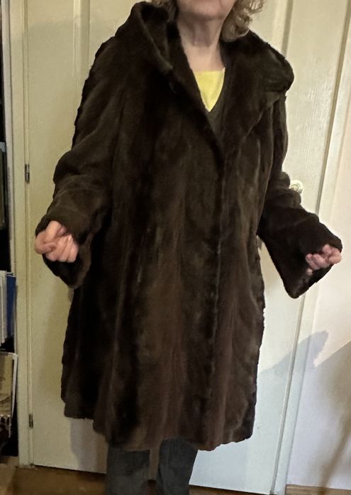 Haina de blana nurca marime M cu gluga si dubla fata