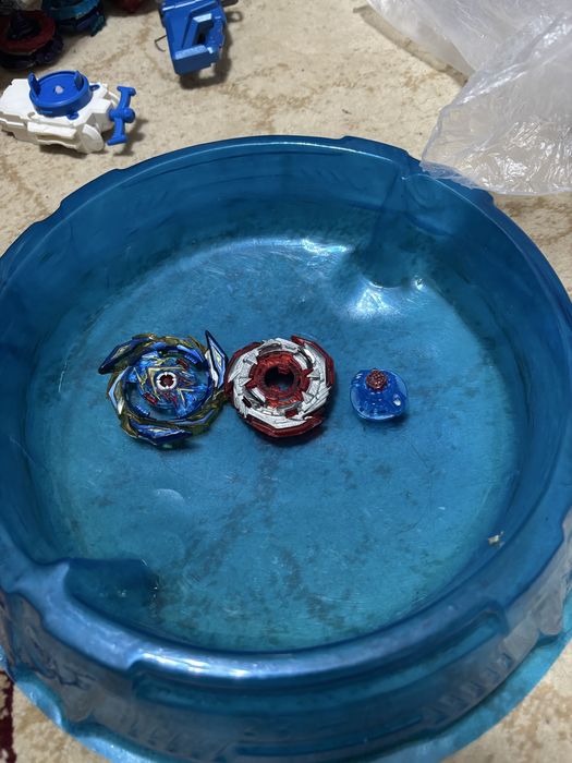 Продаю бейблейд,арену,пускалки