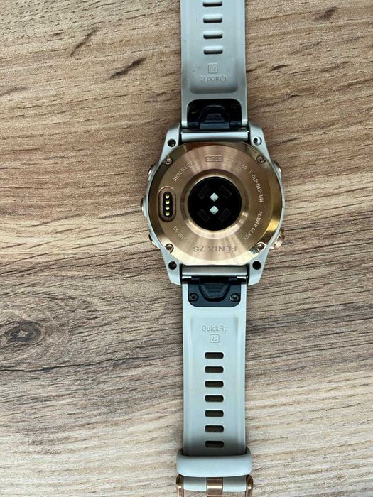 Garmin Fenix 7S Solar (42 mm), varianta Rose Gold, cu încărcare solara