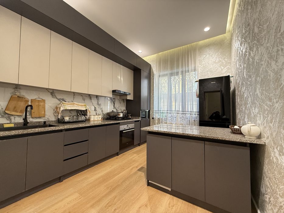 Ховлиси бор квартира сотилади!  Метро 2-чи бекат, Сергили