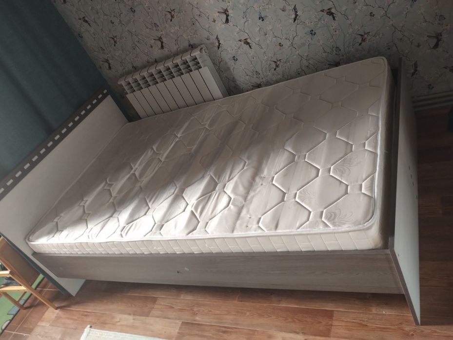 Кровать с матрасом