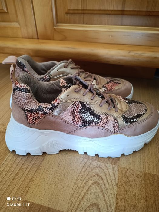 Запазени дамски маратонки 40 номер