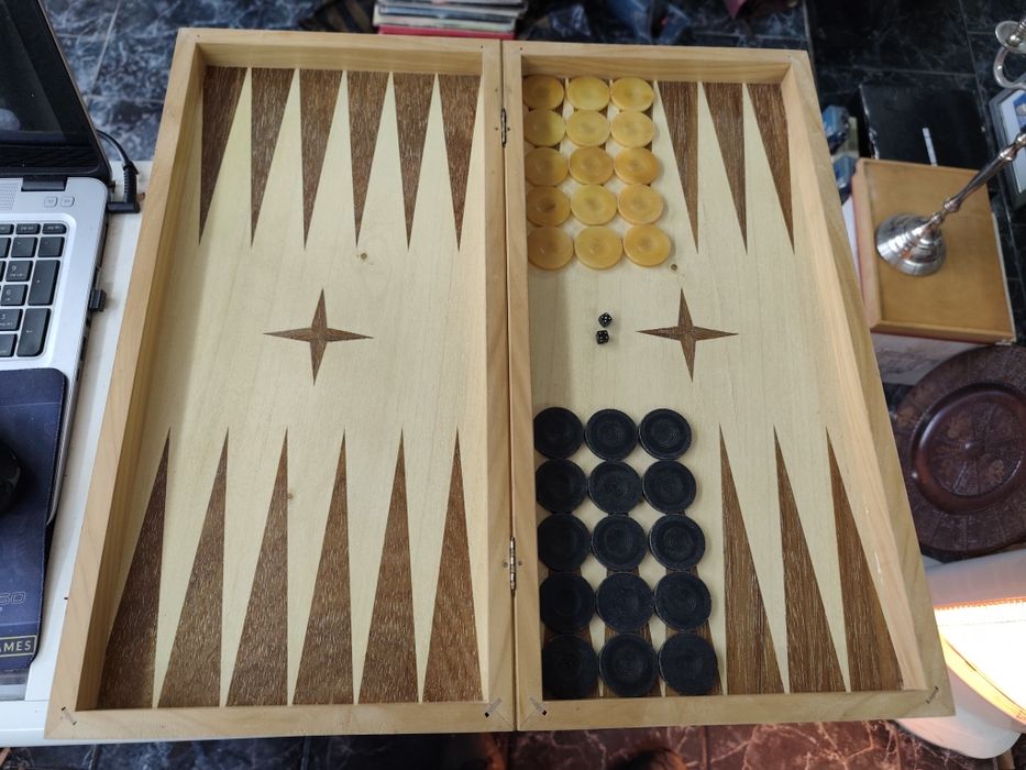 Дървена табла и шах