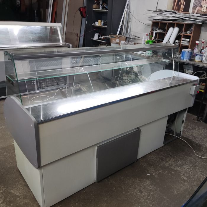 Хладилна щандова витрина