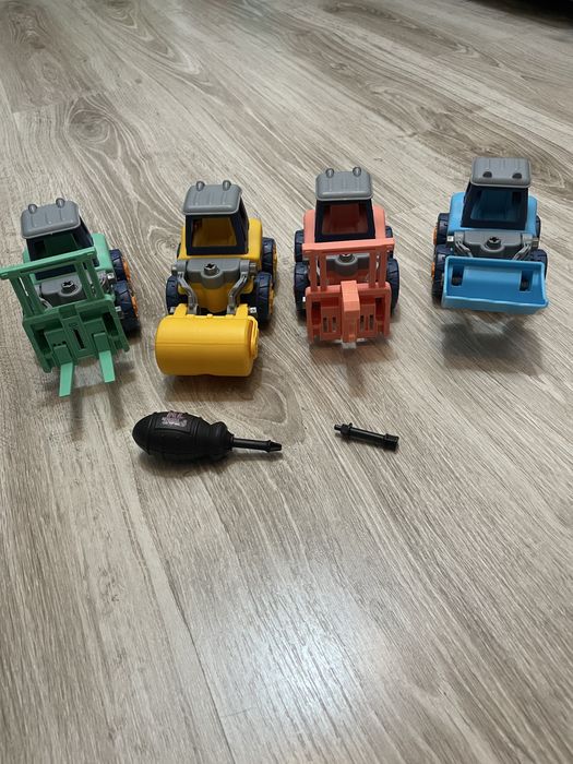 Set 4 masinute de asamblat cu suruburi utilaje agricole