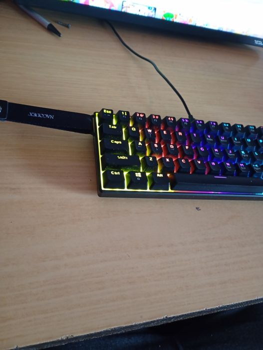 Tastatura de 60% noua switchuri rosii