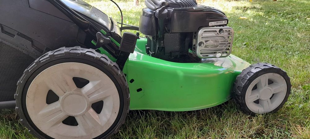 Masina de tuns iarba cu autopropulsie