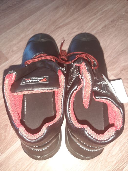 Продам рабочую обувь.