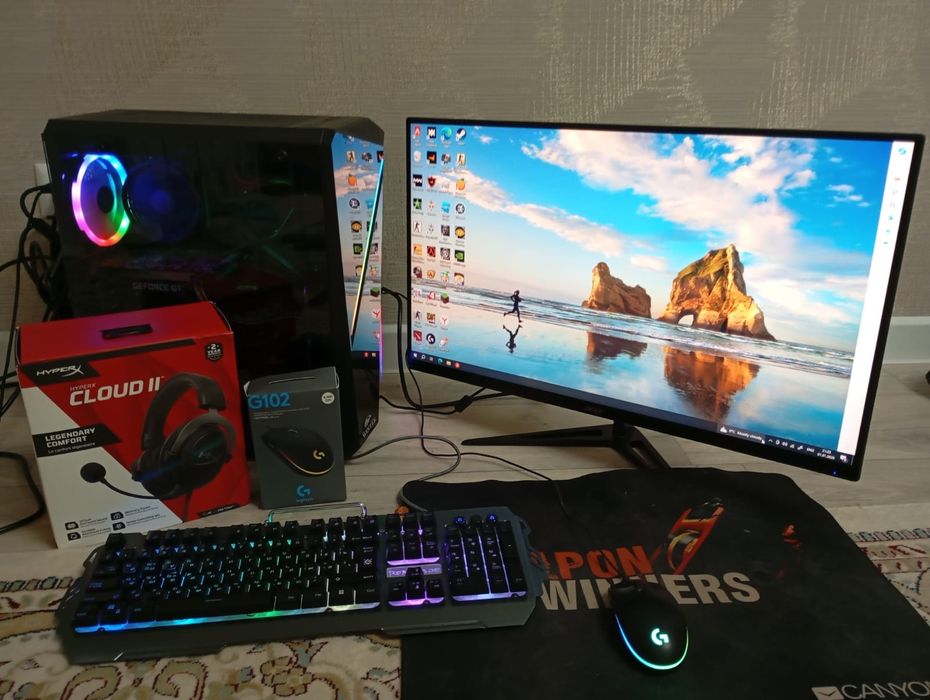 Компьютер, монитор, клавиатура, наушник, мышка