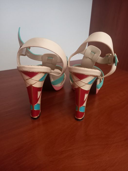 Продам босоножки