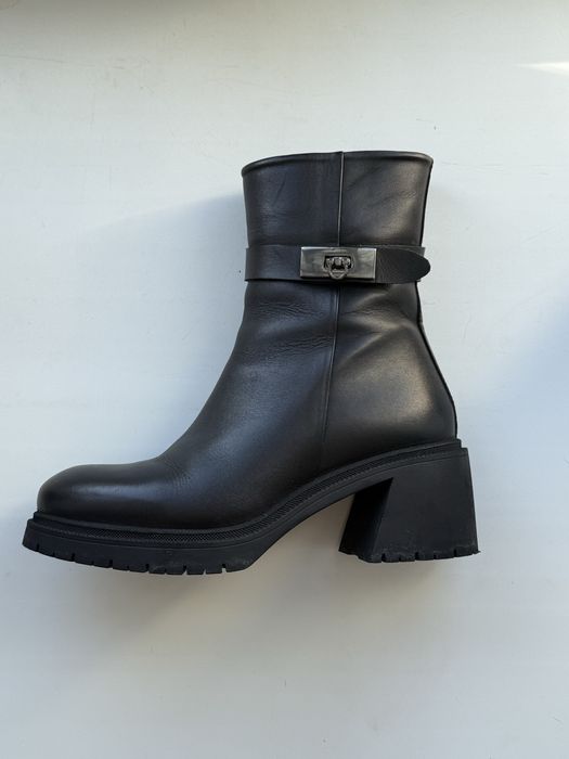 Продаю зимние женские ботинки