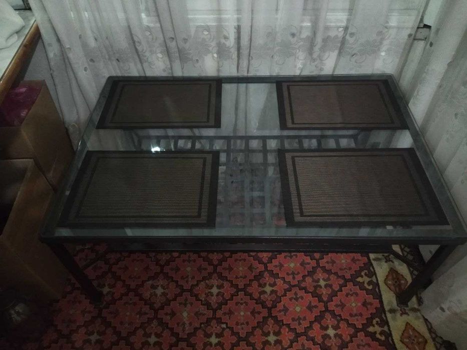 Продам стеклянный стол