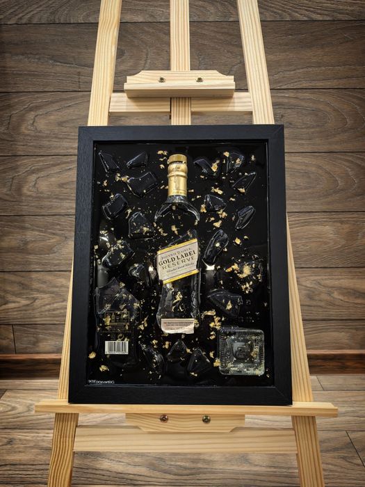 Картини от маркови бутилки в рамка.