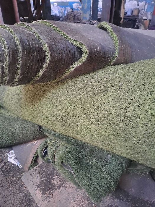 срочно продаю искуственный б/у Газон .в наличии 450м2