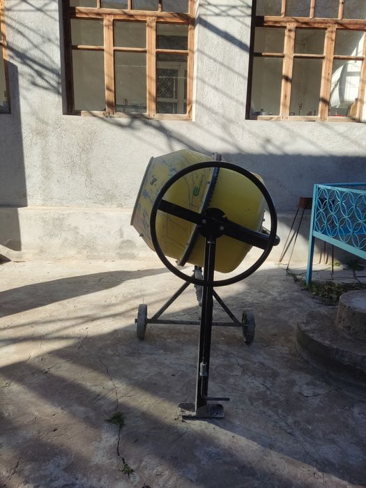 Бетономешалка в хорошем и рабочем состоянии.