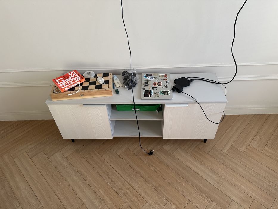 Продам две кровати с тумбочками