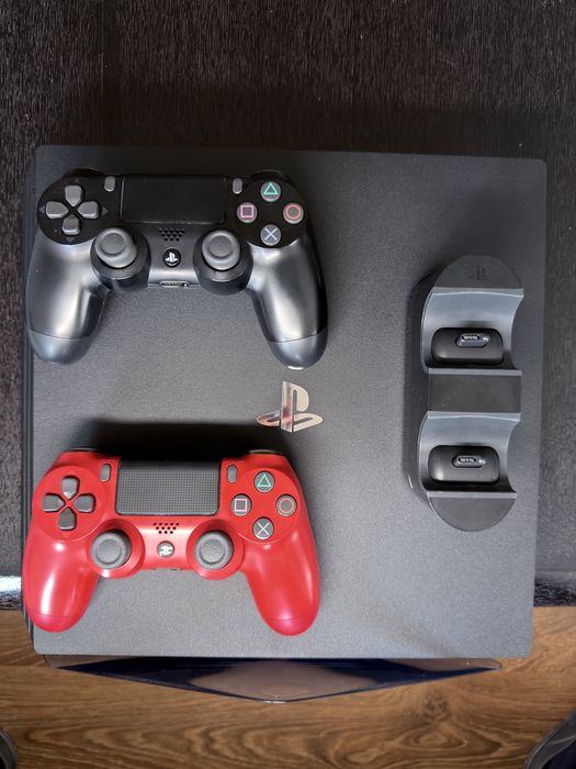 PS4 Pro + 2 джойстика + док. станция + игри