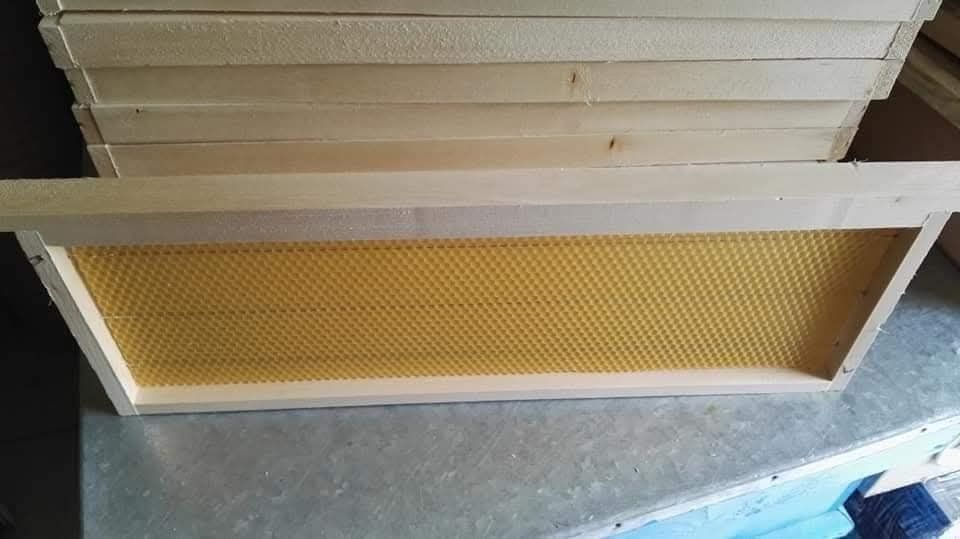 Пчелни рамки с залепени основи