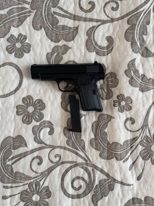 Пистолет игрушечный