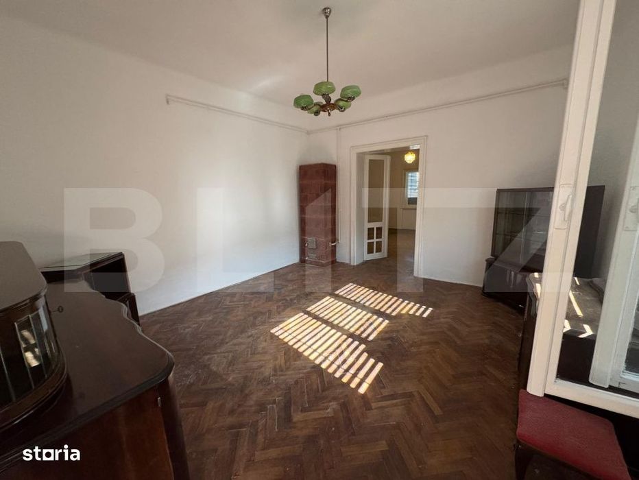 Casa spatioasa cu 6 camere, teren 700 mp, garaj si terasa