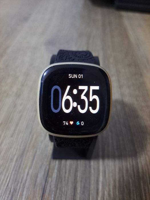 Ceas Smartwatch Fitbit Versa 3 (Soft Gold) + Curea Nouă