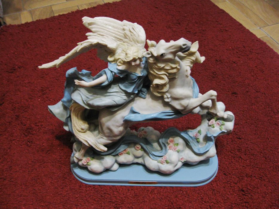 Статуэтка Крылатая всадница.