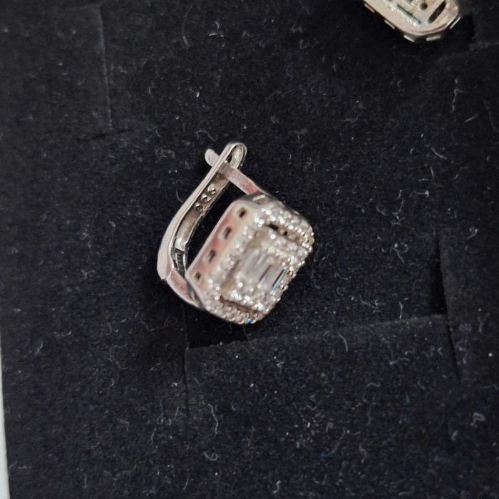 Елегантни сребърни обеци с циркони