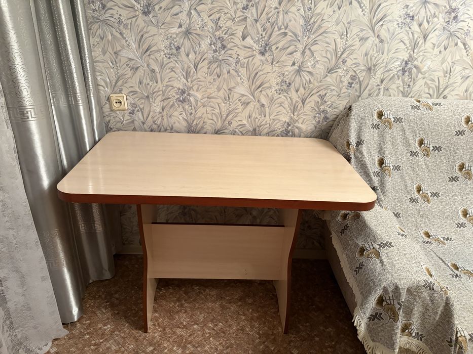 Продам стол кухонный