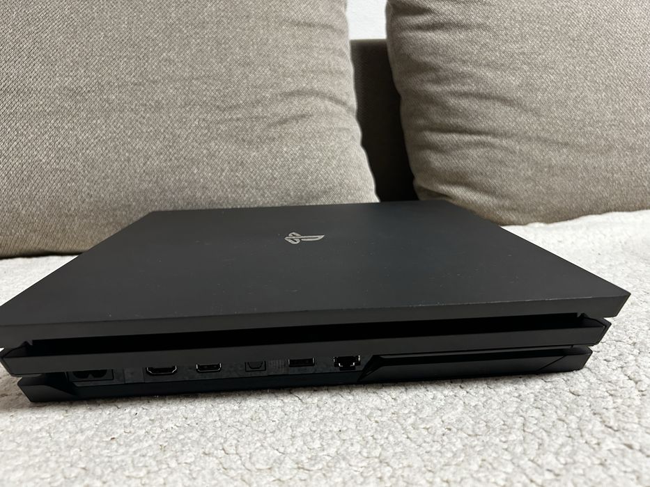 Playstation 4 PRO 1Tb (Ps4 pro ) + 2 controlere + 5 jocuri