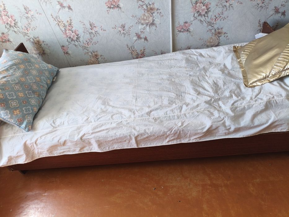 Продам кровать ,шифонер для одежды и для одеял