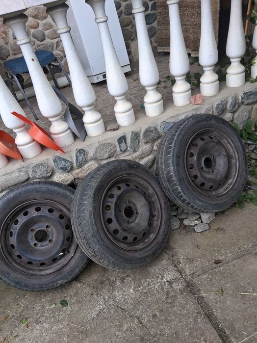 Vând anvelope de vară in 4 frezoane Dunlop cu tot cu jante 175/65R14 82T preț 400 lei plus inca un cauciuc