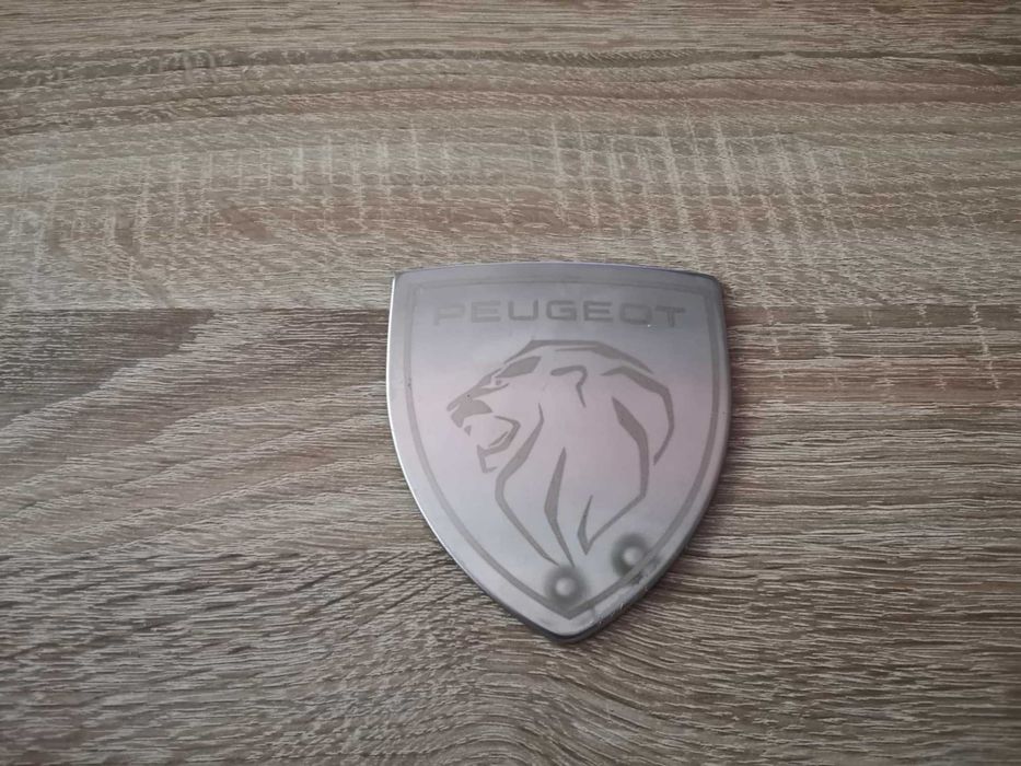 бяла метална емблема Peugeot с новото лого