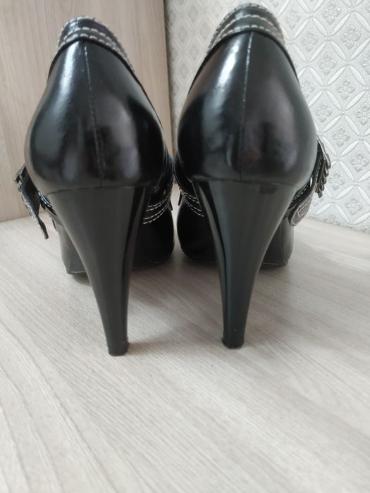 Продаются женские туфли