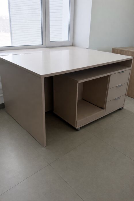 Рабочий стол с тумбой