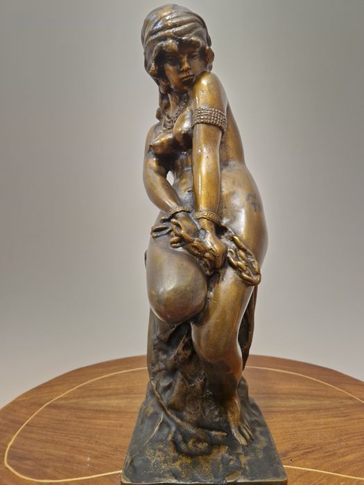 Прекрасна антикварна френска бронзова фигура пластика статуетка