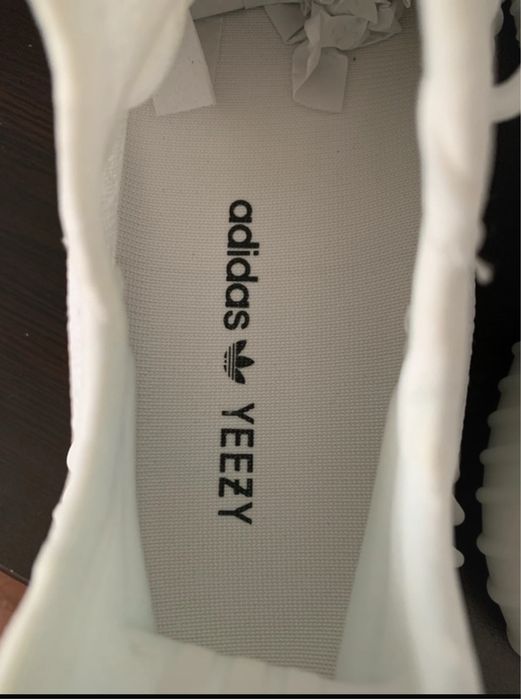 Yeezy 350 noi cu eticheta