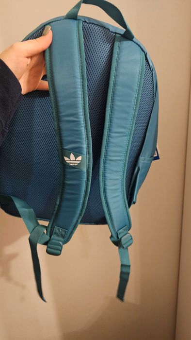 Продавам нова раница Адидас черна и синя