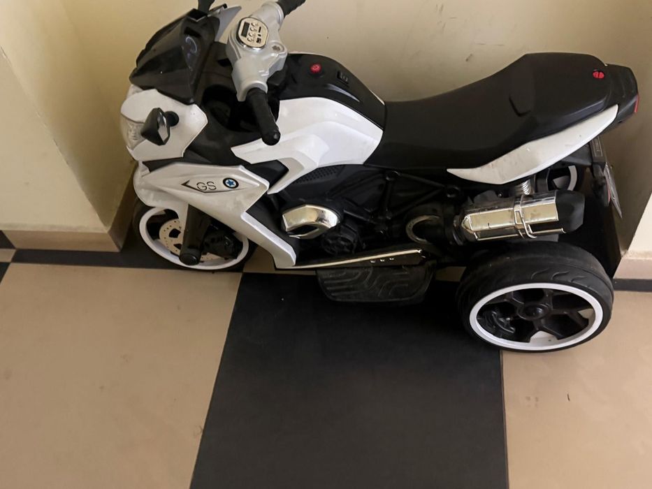 Vând motocicleta