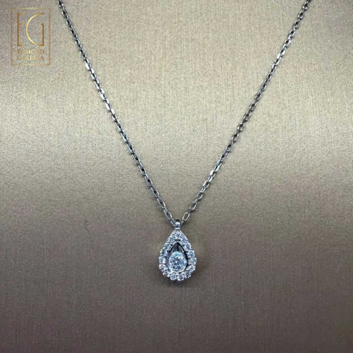 Lanț cu pandantiv din aur alb, decorat cu diamante