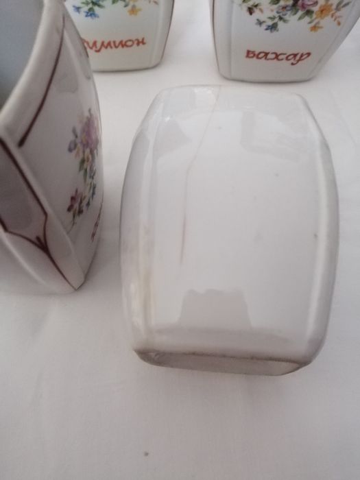 Ретро бурканчета за подправки. Плато Сип