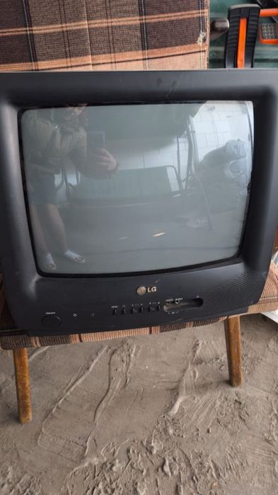 Продам на запчасти холодильник телевизор