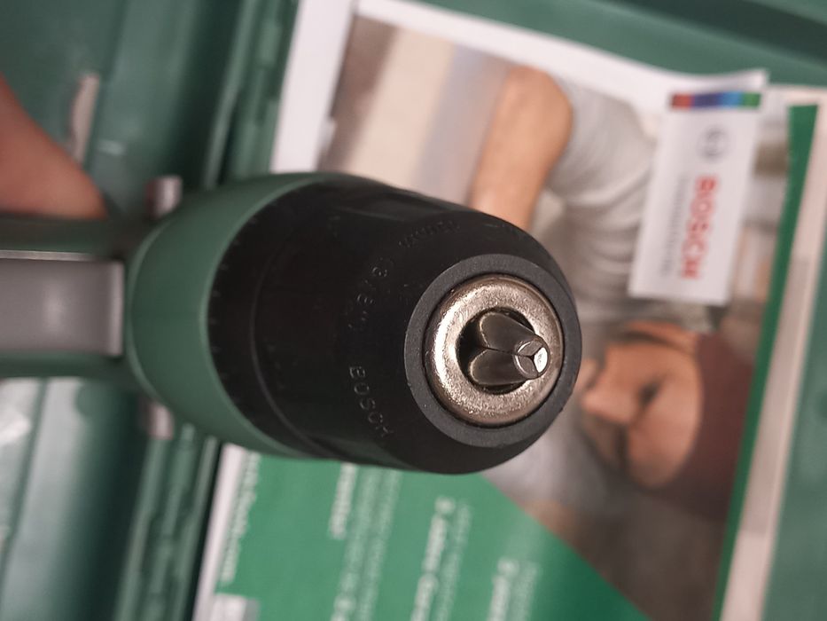 Mașina de insurubat si gaurit Bosch Universal Drill 18V
